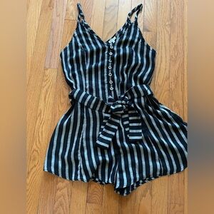EN CRÈME
Black and gray romper
Adjustable straps
55% polyester 45% rayon